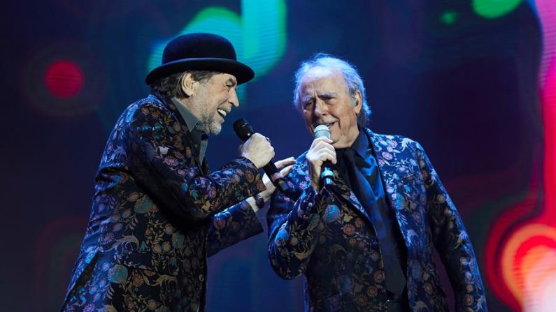 Los cantantes Joan Manuel Serrat (d) y Joaquín Sabina durante una actuación dentro de su gira "Serrat & Sabina. No hay dos sin tres". EFE/Alejandro García/Archivo