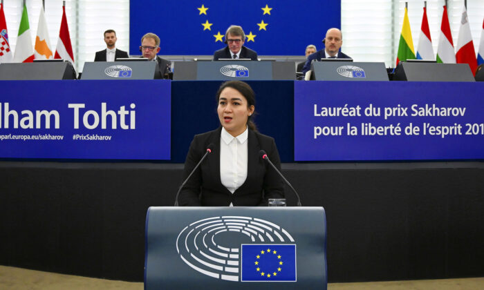Jewher Ilham, hija de Ilham Tohti, un profesor uigur, pronuncia un discurso durante la ceremonia de entrega del premio Sájarov de derechos humanos del Parlamento Europeo de 2019 en Estrasburgo, Francia. (Getty Images | FREDERICK FLORIN)