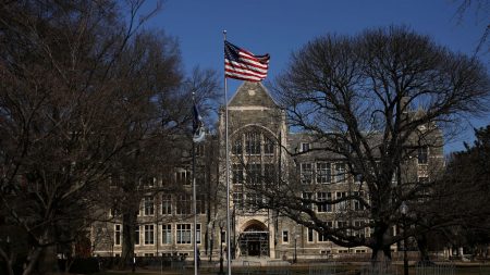 Vacían biblioteca universitaria luego que estudiantes juzgan libros como «ofensivos» por su portada