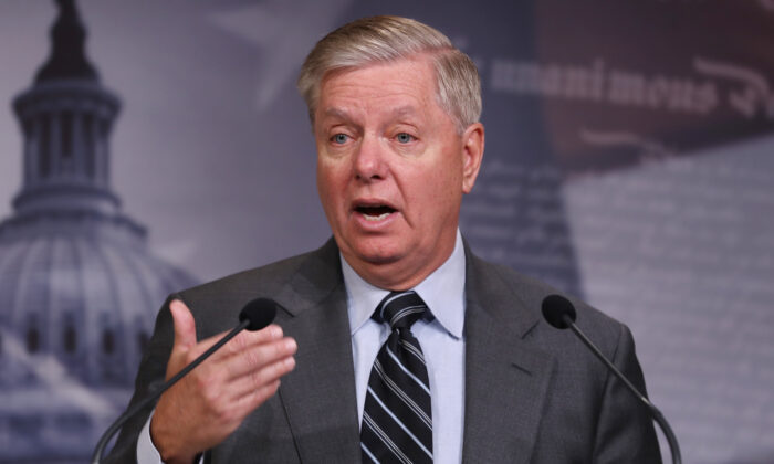 El presidente del Senado, Lindsey Graham (R-S.C.), da una conferencia de prensa en el Capitolio de EE.UU. en Washington el 9 de diciembre de 2019. (Chip Somodevilla/Getty Images)