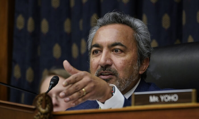 El diputado Ami Bera (D-California) preside una audiencia de la Comisión de Asuntos Exteriores de la Cámara de Representantes para Asia y el Pacífico sobre el brote de coronavirus, en el edificio de oficinas de Rayburn House en el Capitolio, el 5 de febrero de 2020 en Washington. (Drew Angerer/Getty Images)