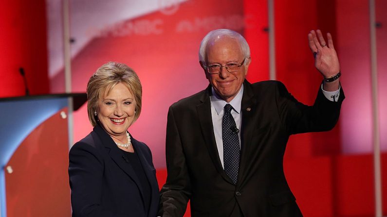 La exsecretaria de Estado Hillary Clinton y el senador estadounidense Bernie Sanders se dan la mano al comienzo de su debate con los candidatos demócratas en la Universidad de New Hampshire el 4 de febrero de 2016 en Durham, New Hampshire. (Justin Sullivan/Getty Images)