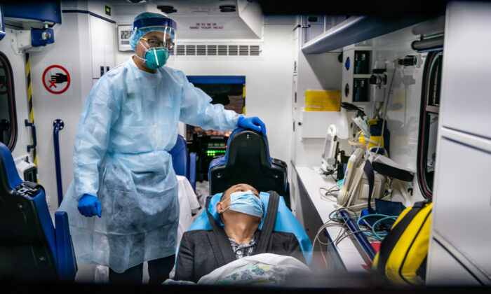 Un paciente es trasladado en ambulancia al Centro de Enfermedades Infecciosas del Hospital Princesa Margarita de Hong Kong, el 22 de enero de 2020. (Anthony Kwan/Getty Images)
