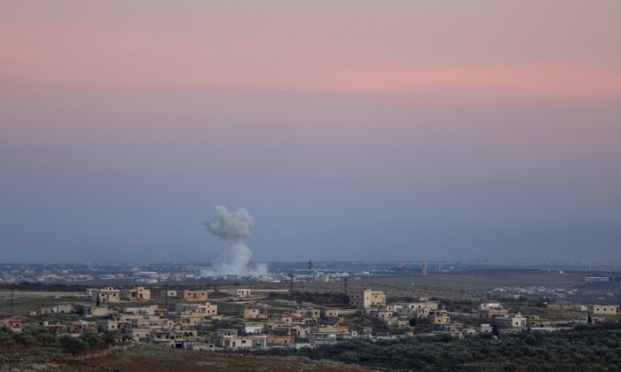 Bombardeo de las fuerzas del régimen sirio en las afueras de Maaret al-Numan, en la provincia de Idlib, en el noroeste de Siria, el 26 de enero de 2020. (Omar Has Kadour/AFP a través de Getty Images)