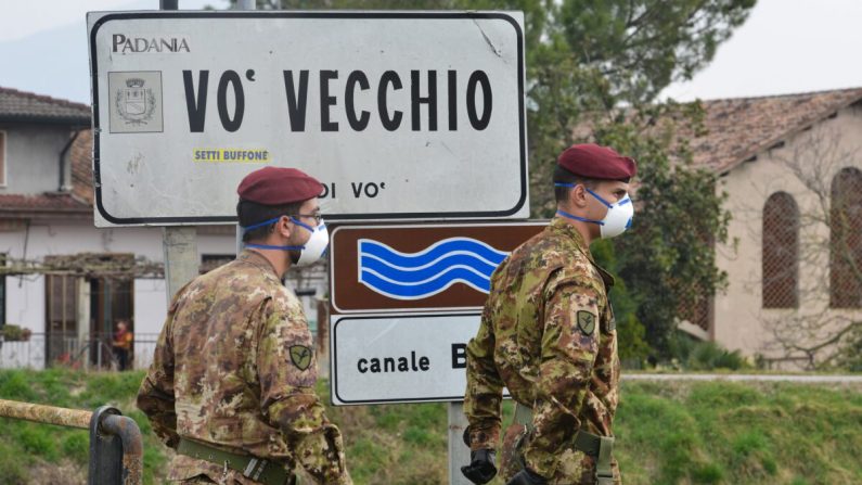 Soldados italianos patrullan en un punto de control a la entrada de la pequeña ciudad de Vo Vecchio, situada en la zona roja del COVID-19, el nuevo brote de coronavirus, en el norte de Italia, el 24 de febrero de 2020. (Marco Sabadin/AFP vía Getty Images)
