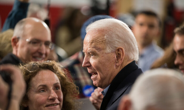 El candidato presidencial demócrata, el exvicepresidente Joe Biden, saluda a sus partidarios durante un acto de campaña en Girls Inc. en Nashua, New Hampshire, el 4 de febrero de 2020. (Scott Eisen/Getty Images)