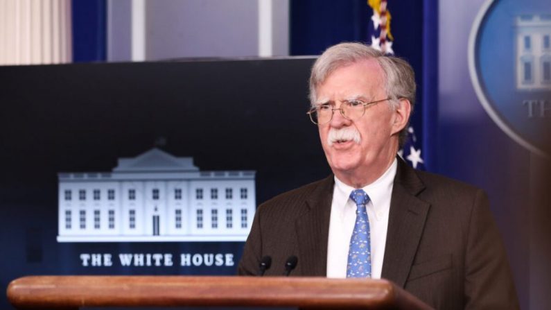 El entonces asesor de seguridad nacional John Bolton habla en una rueda de prensa en la Casa Blanca en Washington el 28 de enero de 2019. (Holly Kellum/NTD)