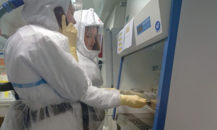 Investigadores franceses trabajando en cepas de coronavirus, en el Instituto Pasteur de Lille, el 20 de febrero de 2020. (Sylvain Lefevre/Getty Images)
