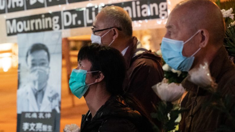 Unas personas asisten a una vigilia para llorar por el doctor Li Wenliang en Hong Kong, China, el 7 de febrero de 2020. (Anthony Kwan/Getty Images)