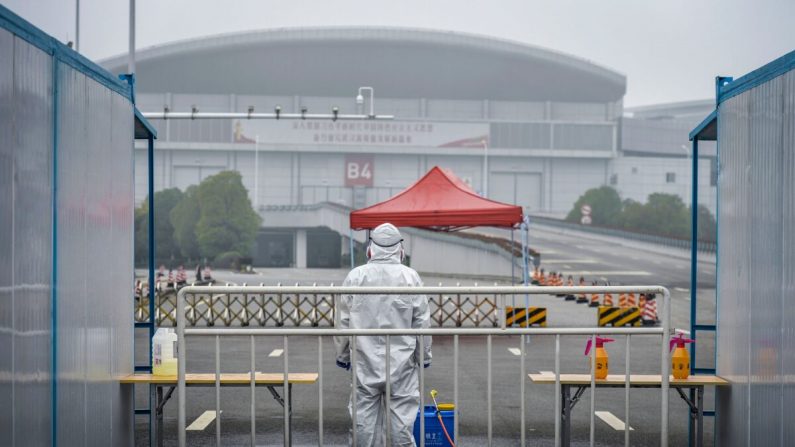 Un personal médico con equipo de protección mirando afuera de un hospital improvisado en Wuhan en la provincia central de Hubei en China, el 22 de febrero de 2020. (STR/AFP a través de Getty Images)