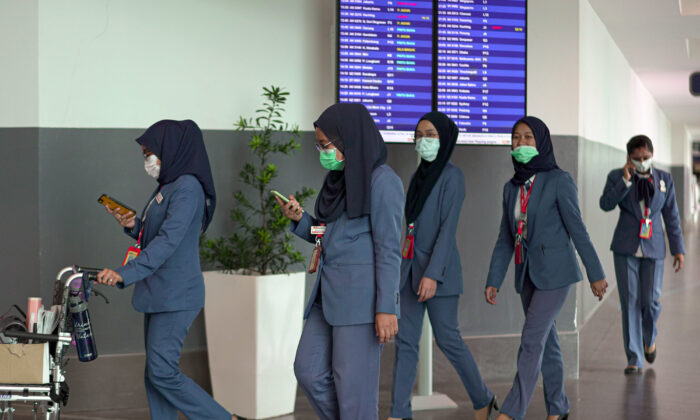 Personal de trabajo camina con máscaras por el Aeropuerto Internacional de Kuala Lumpur 2 en Malasia el 4 de febrero de 2020. (Ore Huiyang/Getty Images)