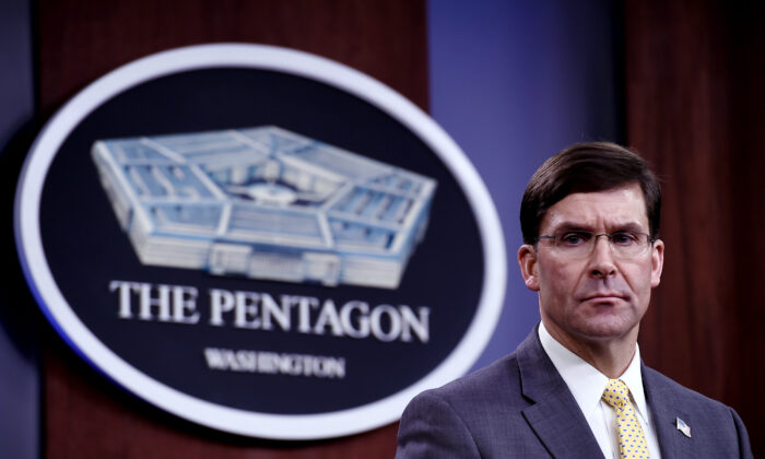 El secretario de Defensa Mark Esper asiste a una conferencia de prensa en el Pentágono en Washington el 27 de enero de 2020. (Olivier Douliery/AFP vía Getty Images)