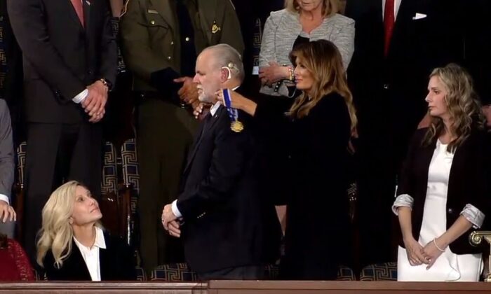 El locutor de radio conservador Rush Limbaugh recibió la Medalla Presidencial de la Libertad durante el discurso sobre el Estado de la Unión del Presidente Donald Trump, el 4 de febrero de 2020. (Casa Blanca)