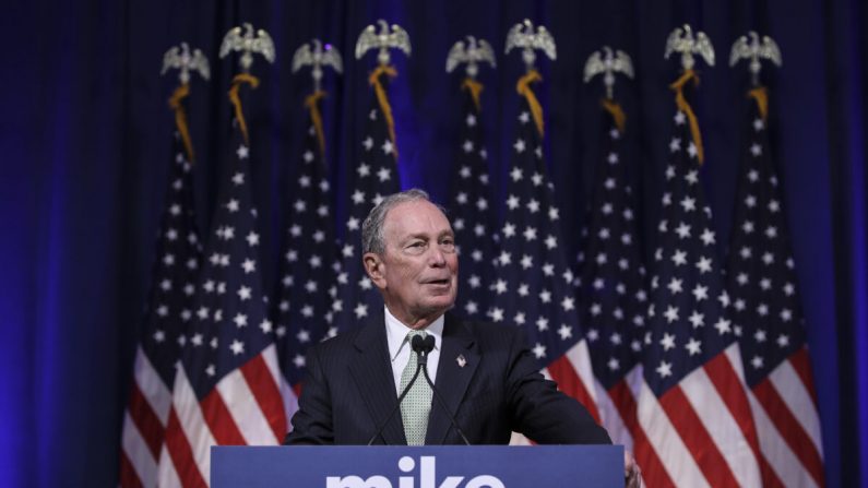El candidato demócrata a la presidencia, el exalcalde de Nueva York, Michael Bloomberg, habla sobre su carrera presidencial en Norfolk, Virginia, el 25 de noviembre de 2019. (Drew Angerer/Getty Images)