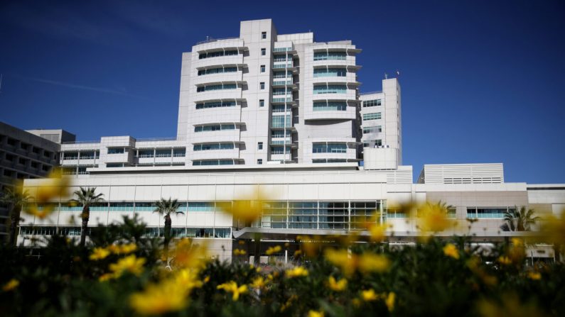 Centro Médico de UC Davis en Sacramento, California, el 27 de febrero de 2020. Una paciente femenina que puede ser el primer caso de transmisión comunitaria del nuevo coronavirus está aislada en el centro. (Justin Sullivan/Getty Images)