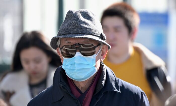 Un ciudadano usa una máscara quirúrgica el 3 de febrero de 2020 en Flushing, en el distrito de Queens de la ciudad de Nueva York. (Johannes Eisele/AFP vía Getty Images)