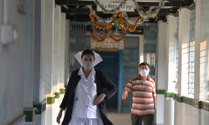 Una enfermera usa mascarilla como medida preventiva y entra a una sala de aislamiento en el Colegio Médico y Hospital de Bengala del Norte en Siliguri el 4 de febrero de 2020. (ADiptendu Dutta/AFP vía Getty Images)
