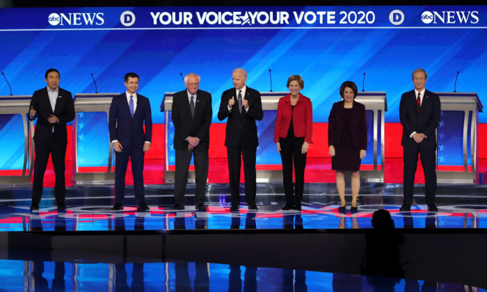 (De izquierda a derecha) Los candidatos presidenciales demócratas Andrew Yang, el exalcalde de South Bend Pete Buttigieg, el senador Bernie Sanders (I-Vt.), el exvicepresidente Joe Biden, la senadora Elizabeth Warren (D-Mass.), la senadora Amy Klobuchar (D-Minn.) y el empresario Tom Steyer se presentan al comienzo del debate de las primarias presidenciales demócratas en el Sullivan Arena del St. Anselm College en Manchester, New Hampshire, el 7 de febrero de 2020. Siete candidatos se clasificaron para el segundo debate de las primarias presidenciales demócratas de 2020, que se celebra pocos días antes de las primarias de New Hampshire el 11 de febrero. (Joe Raedle/Getty Images)