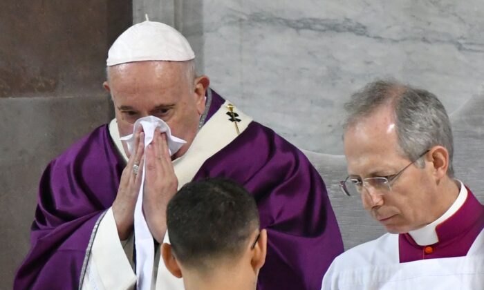 El Papa Francisco se suena la nariz mientras dirige la misa del Miércoles de Ceniza que abre la Cuaresma, el período de cuarenta días de abstinencia y privación para los cristianos antes de la Semana Santa y la Pascua en la iglesia de Santa Sabina en Roma el 26 de febrero de 2020. (Alberto Pizzoli/AFP a través de Getty Images)