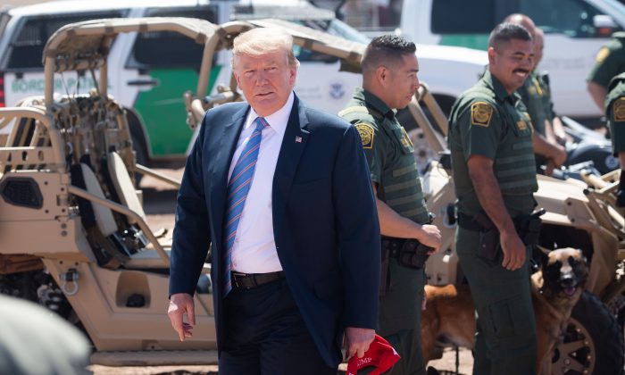 El presidente Donald Trump con miembros de la Aduana y la Patrulla Fronteriza de Estados Unidos en Calexico, California, el 5 de abril de 2019. (Saul Loeb/AFP/Getty Images)