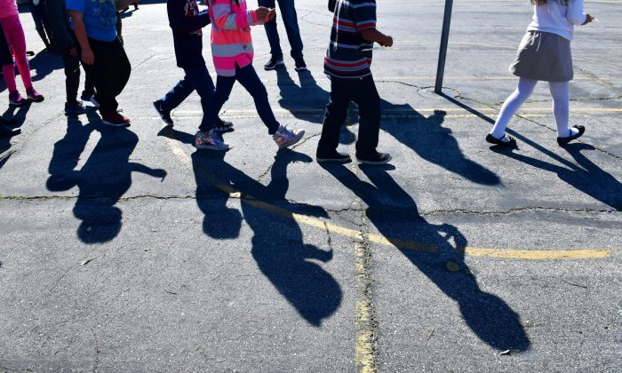 Sombras de niños en una escuela primaria a las afueras de Los Ángeles, en California, el 8 de febrero de 2019. (FREDERIC J. BROWN/AFP/Getty Images)