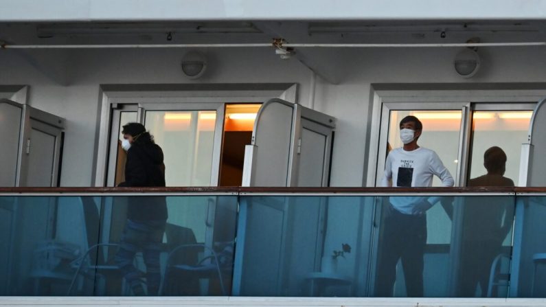 Personas aún en cuarentena por temor al nuevo coronavirus COVID-19 en los balcones del crucero Diamond Princess atracado en la Terminal de Cruceros Daikoku Pier en Yokohama, Japón, el 18 de febrero de 2020. (Charly Triballeau/AFP a través de Getty Images)