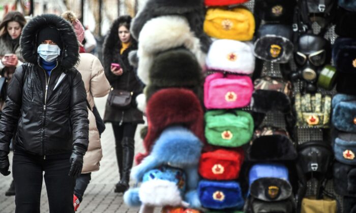 Una persona con una mascarilla facial camina por la calle Arbat en el centro de Moscú el 19 de febrero de 2020. (Alexander Nemenov/AFP a través de Getty Images)