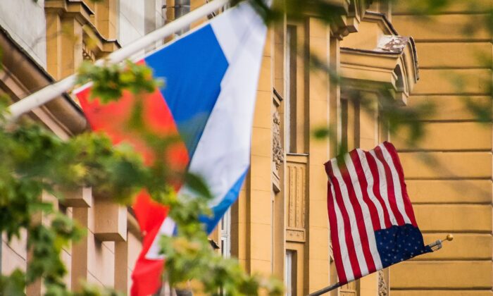 Una bandera rusa ondea junto al edificio de la embajada de Estados Unidos en Moscú, el 31 de julio de 2017. (Mladen Antonov/AFP a través de Getty Images)