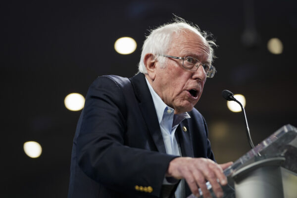El candidato presidencial demócrata, el senador Bernie Sanders (I-Vt.) habla durante un mitin de campaña en Houston, Texas, el 23 de febrero de 2020. (Drew Angerer/Getty Images)