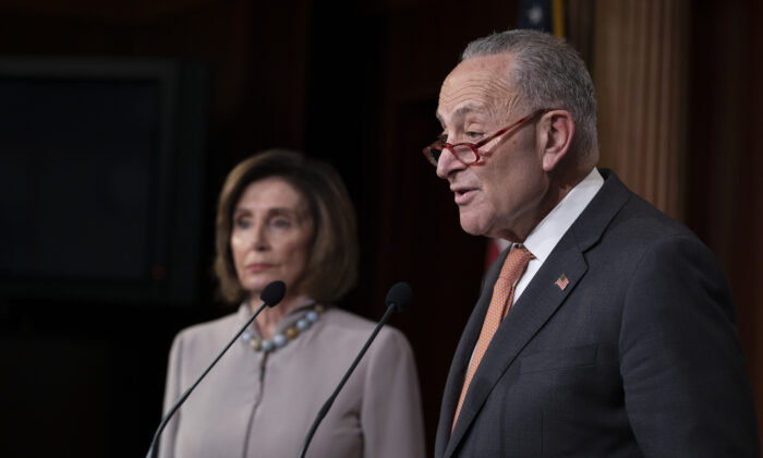 El líder de la minoría del Senado, Chuck Schumer (D-N.Y.) y la presidente de la Cámara de Representantes, Nancy Pelosi (D-Calif.) hablan en Washington el 11 de febrero de 2020. (Tasos Katopodis/Getty Images)