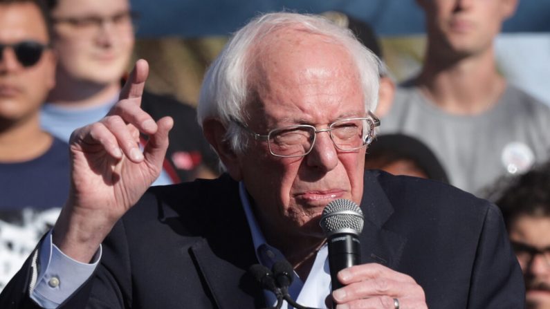 El candidato presidencial demócrata, el senador Bernie Sanders (I-Vt.), habla durante un mitin de campaña en la Universidad de Nevada en Las Vegas, Nevada, el 18 de febrero de 2020. (Alex Wong/Getty Images)