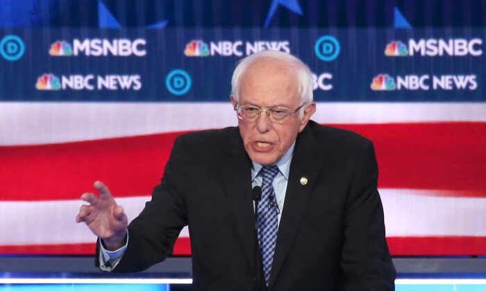 El senador y candidato demócrata Bernie Sanders (I-Vt.) habla durante el debate de las primarias presidenciales demócratas en Las Vegas (Nevada) el 19 de febrero de 2020. (Mario Tama/Getty Images)