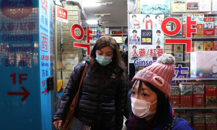 Personas compran máscaras faciales en una farmacia del distrito comercial de Myeongdong en Seúl, Corea del Sur, el 31 de enero de 2020. (Chung Sung-Jun / Getty Images)
