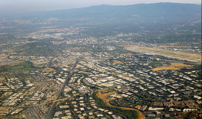 Silicon Valley, específicamente la zona norte de la Calle Primera de San José, mirando hacia el sur por la Interestatal 880 hacia el centro de San José. Fotografiado por el usuario Coolcaesar el 1 de junio de 2014. (Wikimedia Commons bajo licencia CC BY-SA 3.0)
