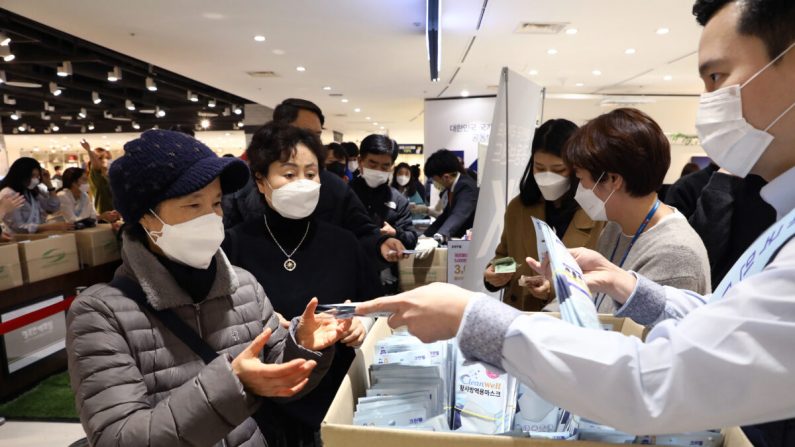 Las personas que usan máscaras para prevenir el coronavirus (COVID-19) compran máscaras faciales en una tienda por departamentos en Seúl, Corea del Sur, el 28 de febrero de 2020. (Chung Sung-Jun / Getty Images)
