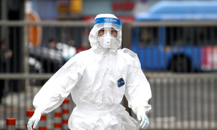 Un profesional médico camina por una instalación de pruebas preliminares del Centro Médico Nacional, donde se evalúa a los pacientes sospechosos de contraer el coronavirus (COVID-19), en Seúl, Corea del Sur, el 21 de febrero de 2020. (Chung Sung-Jun/Getty Images)