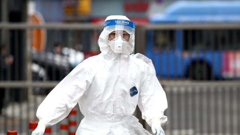 Un profesional médico es visto en un centro de pruebas preliminares en el Centro Médico Nacional, donde se evalúa a los pacientes sospechosos de contraer coronavirus (COVID-19), en Seúl, Corea del Sur, el 21 de febrero de 2020. (Chung Sung-Jun / Getty Images)