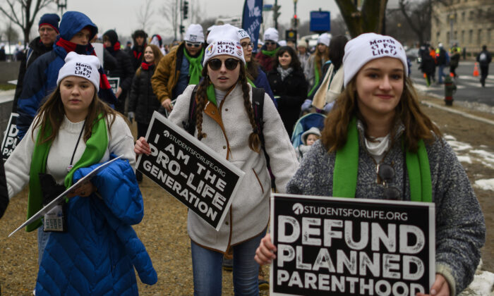 Estudiantes y activistas llevan carteles durante la "Marcha por la vida" anual en Washington, DC el 18 de enero de 2019.(ANDREW CABALLERO-REYNOLDS/AFP vía Getty Images)
