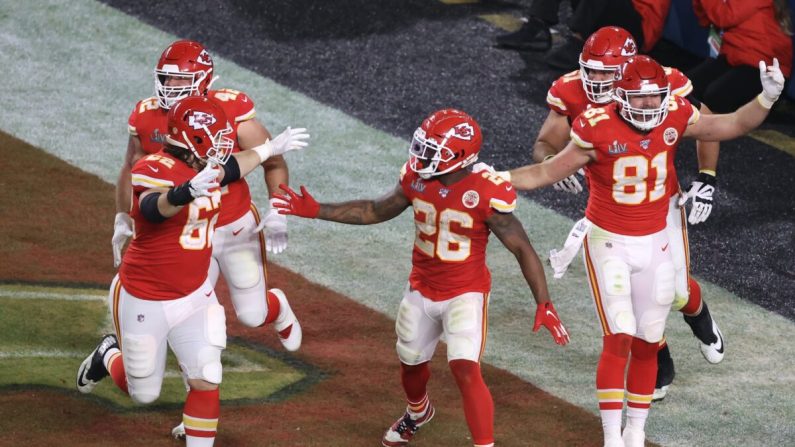 Los compañeros de los Kansas City Chiefs reaccionan en el Super Bowl LIV contra los San Francisco 49ers en el Hard Rock Stadium de Miami, Florida, el 2 de febrero de 2020. (Elsa / Getty Images)