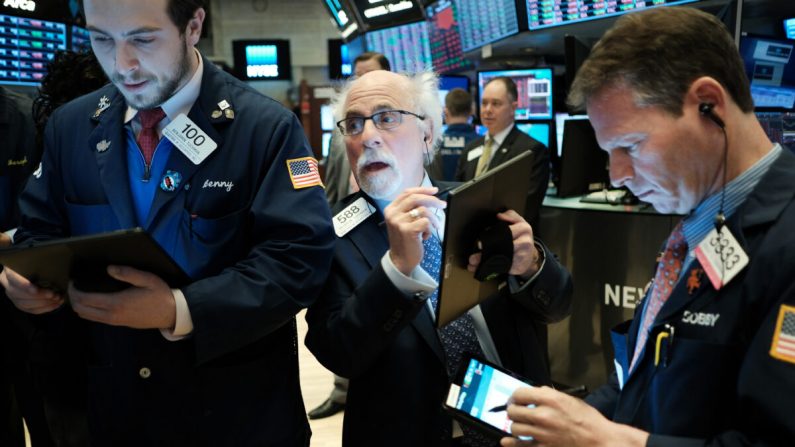 Los comerciantes trabajan en el piso de la Bolsa de Nueva York (NYSE) en la ciudad de Nueva York, el 24 de febrero de 2020. (Pencer Platt/Getty Images)