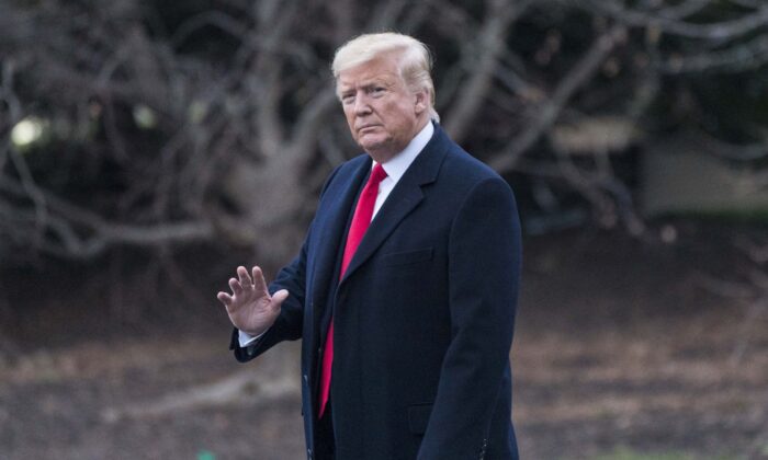 El presidente Donald Trump camina por el South Lawn de la Casa Blanca hasta el Marine One el 28 de enero de 2020 en Washington, DC. (Sarah Silbiger/Getty Images)