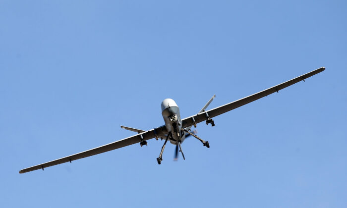 Un avión MQ-9 Reaper pilotado remotamente vuela en una misión de entrenamiento en Nevada. (Isaac Brekken/Getty Images)
