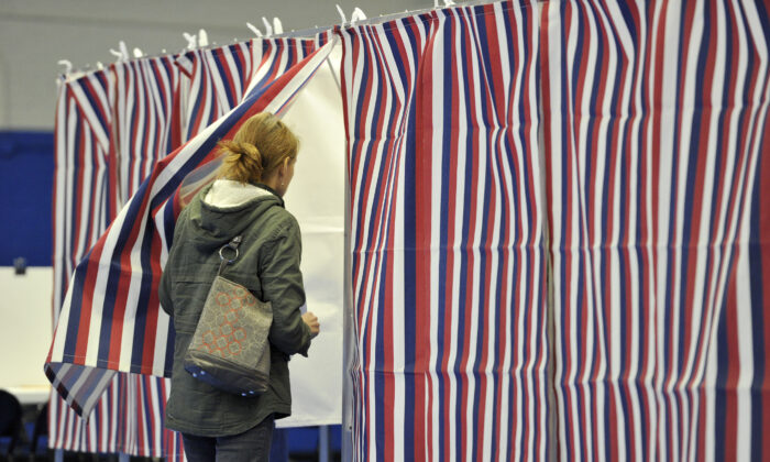 Una mujer entra en una cabina de votación en el Centro Comunitario del Pabellón 5 durante las primarias de New Hampshire en Concord, N.H., el 11 de febrero de 2020. (Joseph Prezioso/AFP vía Getty Images)