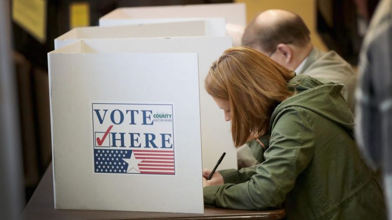 Los votantes emitieron su voto en un centro electoral en Kirkwood, Miss., El 6 de noviembre de 2018. (Scott Olson / Getty Images)