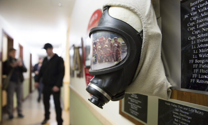 Una máscara de respiración autónoma y una foto de reclutas dentro de un dormitorio de la Academia de Entrenamiento de Bomberos de la Patrulla del Estado de Washington que ha sido designado como un sitio de cuarentena del nuevo coronavirus, en Washington el 6 de febrero de 2020. (Jason Redmond/AFP vía Getty Images)