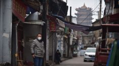 Funcionario chino expone controles laxos del coronavirus en comunidades de Wuhan