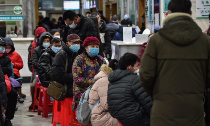 Personas con mascarillas  esperan en el Hospital de la Cruz Roja de Wuhan, en Wuhan, el 24 de enero de 2020. (Héctor Retamal/AFP a través de Getty Images)