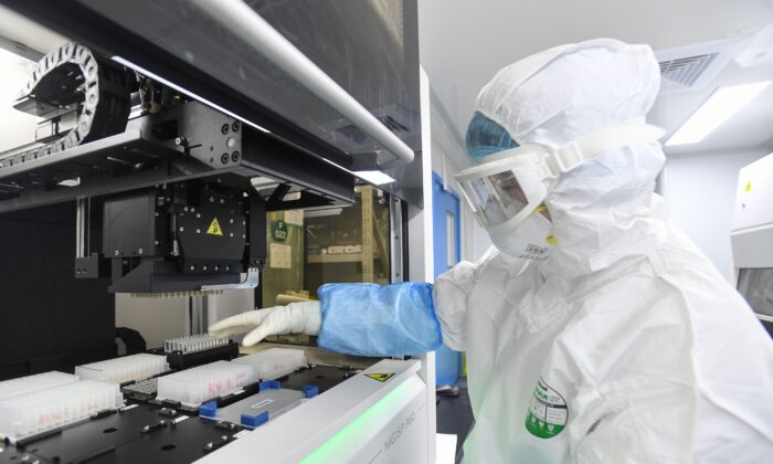 Un técnico de laboratorio trabaja en muestras de personas que serán analizadas para el nuevo coronavirus en el laboratorio "Fire Eye" en Wuhan en la provincia central de Hubei en China el 6 de febrero de 2020. (STR/AFP a través de Getty Images)