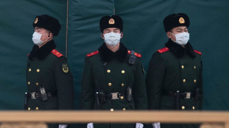 La policía china usa máscaras protectoras mientras hacen guardia en una carretera principal en Beijing, China, el 31 de enero de 2020. (Kevin Frayer/Getty Images)
