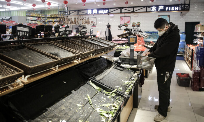 Los clientes usan máscaras en un mercado de Wuhan, provincia de Hubei, China, el 23 de enero de 2020. (Getty Images)
